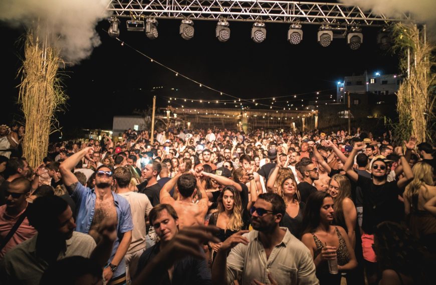 “Πριβέ” πάρτι 500 ατόμων στη Μύκονο χωρίς μέτρα προστασίας!- Ανοιχτό, το μπαρ που…έκλεισε