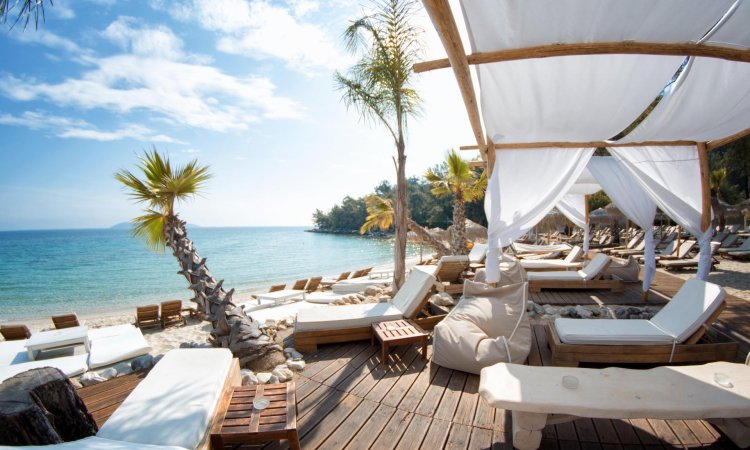 “Τα έμπλεξε” η κυβέρνηση με τα beach bar- Ο υφυπουργός Ανάπτυξης διαψεύδει την…ΚΥΑ για…