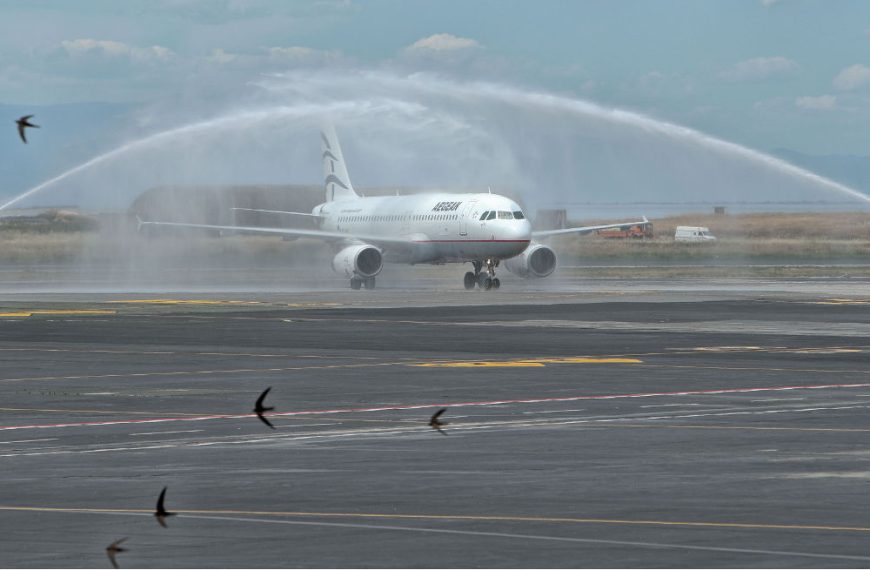 Υποδοχή της πρώτης διεθνούς πτήσης στο “Μακεδονία” με… αψίδα “θριάμβου”