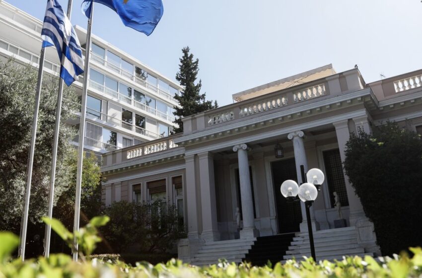 Συναγερμός από την αύξηση των κρουσμάτων και τις εστίες συνωστισμού- Έκτακτη σύσκεψη στο Μαξίμου