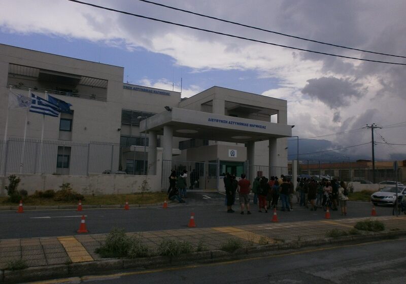 Τα ΜΑΤ ξυλοκόπησαν διαδηλωτές και έναν περαστικό οδηγό στο Βόλο