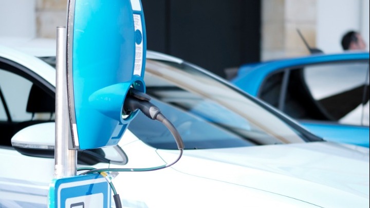 Φορτιστές ηλεκτρικών οχημάτων ελληνικής κατασκευής παρουσιάστηκαν σήμερα