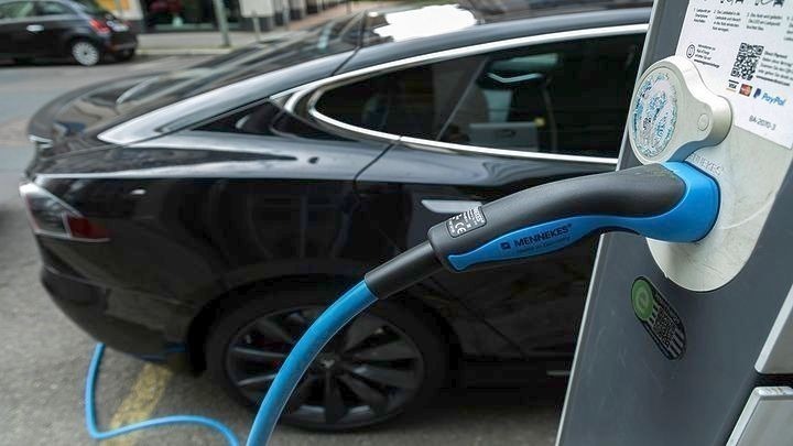 Υποχρεωτική η υποδομή για φορτιστές ηλεκτρικών οχημάτων σε πολυκατοικίες για άδειες από τον Μάρτιο…