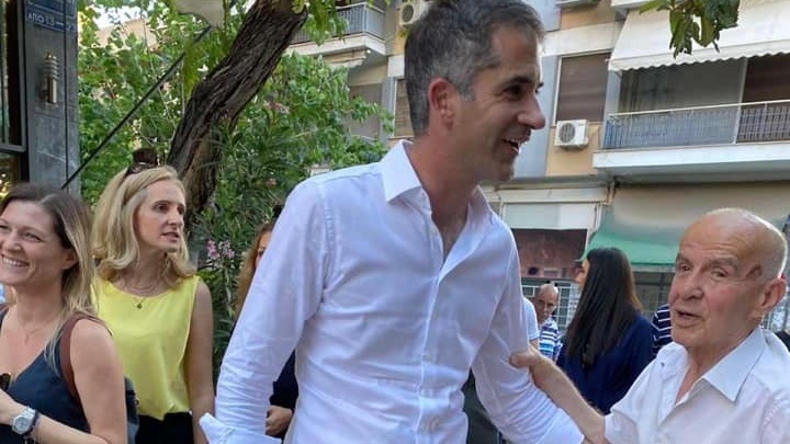 Πέντε προσαγωγές για την επίθεση σε Μπακογιάννη- Του πέταξαν νερά και καφέδες