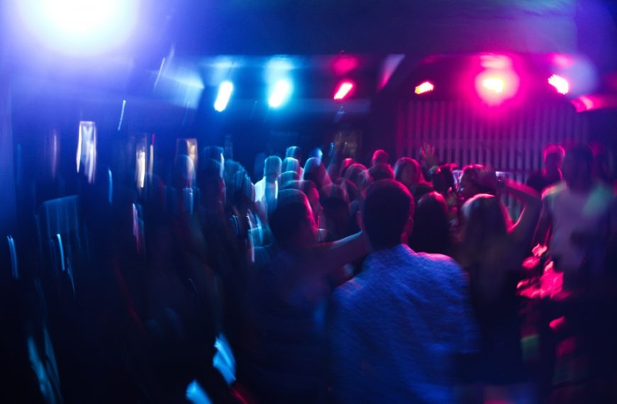 Θεσσαλονίκη: “Έσπασε” την καραντίνα, διοργάνωσε πάρτι και “σκόρπισε” εν αγνοία της τον κοροναϊό