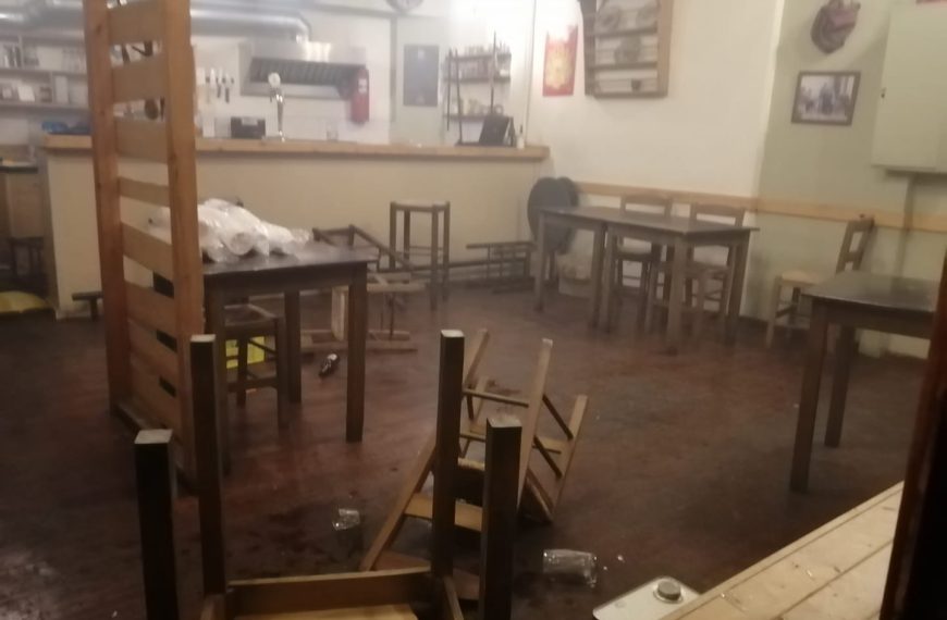 Εισβολή αστυνομικών δυνάμεων σε μαγαζιά στα Εξάρχεια τη νύχτα