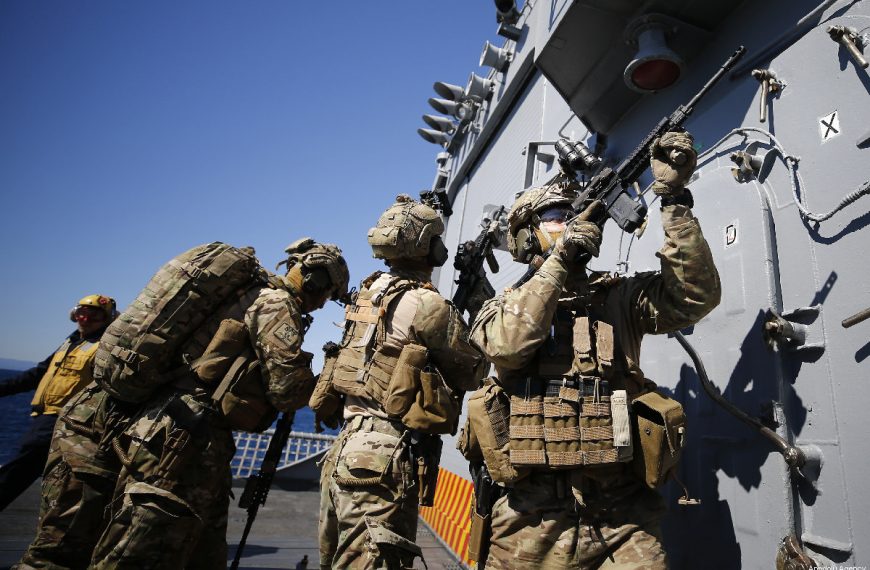 Ειδικές Δυνάμεις των Τούρκων με φουσκωτά απέναντι από το Καστελόριζο