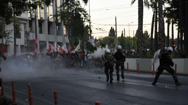 Βίντεο από το κέντρο της Αθήνας: Άνδρες της ομάδας ΔΕΛΤΑ διαλύουν την διαδήλωση