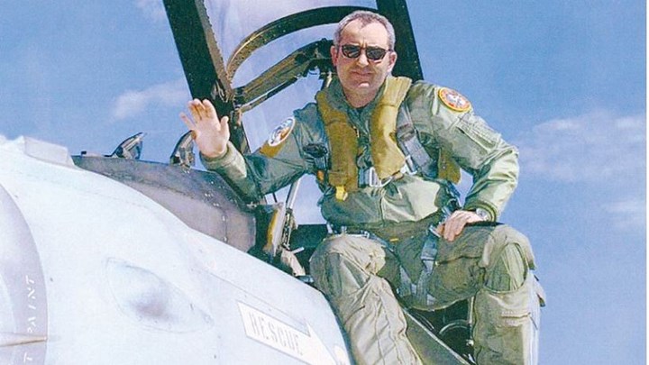 Ο ψευτογιατρός εκτός από τα βοτάνια ήθελε να μπει και στα εξοπλιστικά