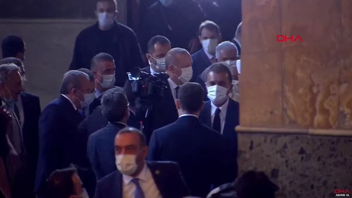 Ο Ερντογάν στην Αγία Σοφία- Πλήθη κόσμου για την πρώτη προσευχή