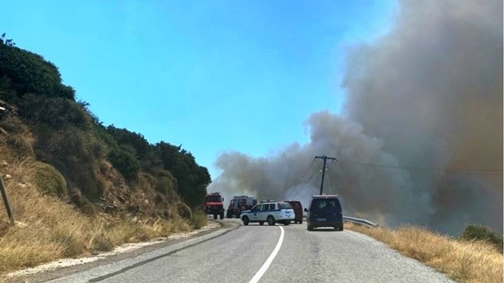 Φωτιά στην Άνδρο: Εκκενώθηκε ο οικισμός Καλαμάκι (vid)
