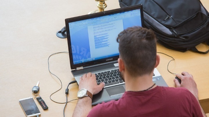 Κομισιόν: “Ναι” στη μετάδοση μαθημάτων