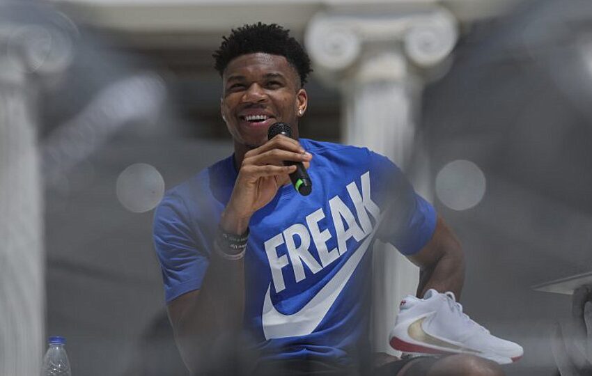 Σάλος για τον καθηγητή του ΕΚΠΑ και του Εθνικού Κέντρου Δημόσιας Διοίκησης που αποκάλεσε τον Αντετοκούμπο “μαϊμού”