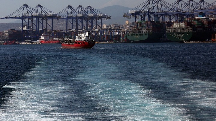 Σε καραντίνα το πλήρωμα δεξαμενόπλοιου στον Πειραιά – 16 ναυτικοί θετικοί στον κοροναϊό