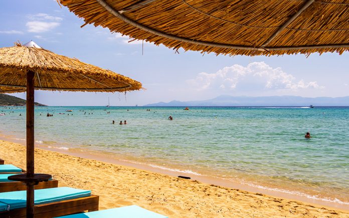 Μύκονος: Σύλληψη ομπρελάδων για παράνομη κατάληψη αιγιαλού