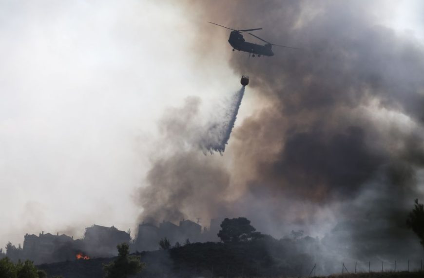 Πύρινη κόλαση στην Κορινθία: Εκτός ελέγχου η κατάσταση – Eκκενώθηκαν κατασκήνωση και οικισμός – 5.000 εκτοπισμένοι
