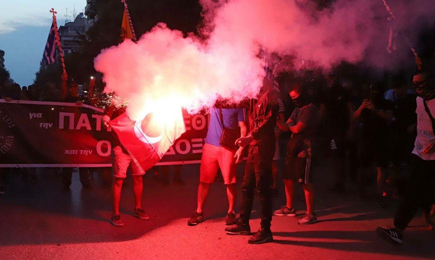 Απειλές από το τουρκικό υπουργείο Άμυνας για το κάψιμο σημαίας