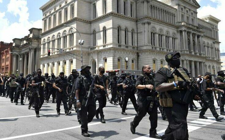 Βαριά οπλισμένοι αφροαμερικανοί διαδήλωσαν στο Κεντάκι κατά της αστυνομικής βίας