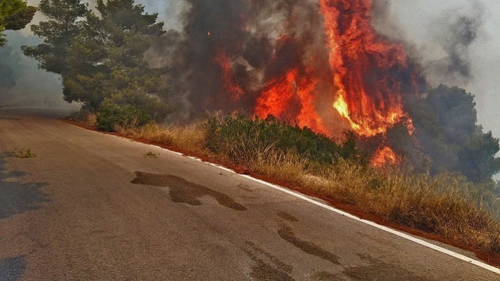 Εκκενώθηκαν τα χωριά SOS και γηροκομείο εξ΄αιτίας φωτιάς στην περιοχή Βάρης-Κορωπίου