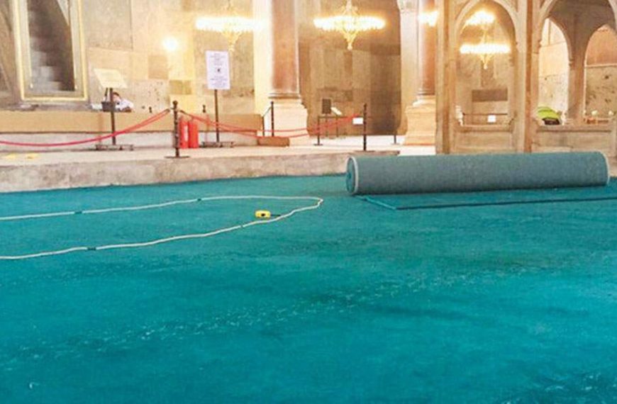 Αγία Σοφία: Στρώνουν χαλιά για την πρώτη προσευχή- Εικόνες από την Yeni Safak