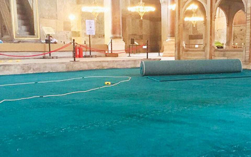 Αγία Σοφία: Στρώνουν χαλιά για την πρώτη προσευχή- Εικόνες από την Yeni Safak