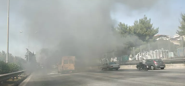 Φωτιά σε σχολικό λεωφορείο στην εθνική οδό (video)