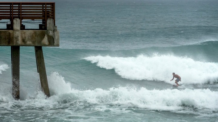 Συναγερμός στις ΗΠΑ – Ο τυφώνας Ησαΐας έφθασε στη Βόρεια Καρολίνα
