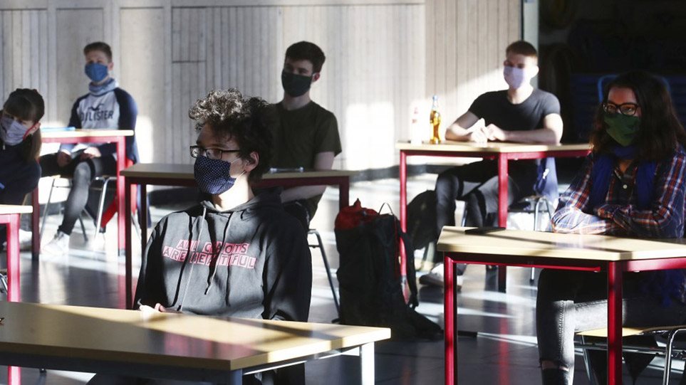 Σχολεία: Με μάσκες και εκ περιτροπής λειτουργία- Εξετάζεται η καθυστέρηση στην έναρξη της νέας…