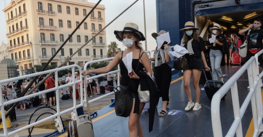 Η επιστροφή των εκδρομέων- Το μεγάλο δίλημμα και ο φόβος των ειδικών