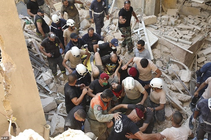 Η Ελλάδα στέλνει βοήθεια στη Βηρυτό – Πληροφορίες για μια Ελληνίδα νεκρή και δύο τραυματίες από την έκρηξη