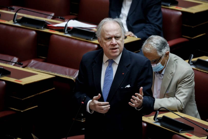Θύελλα αντιδράσεων για την χυδαία επίθεση αρθρογράφου της “Καθημερινής” κατά Κατρούγκαλου