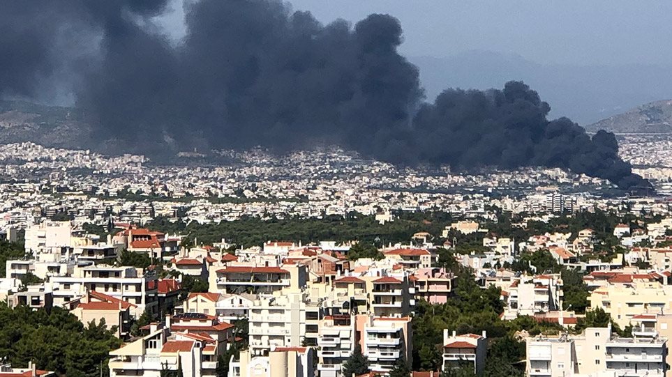 Ζερεφός: Άκρως τοξικός και επικίνδυνος ο καπνός από την φωτιά στην Μεταμόρφωση