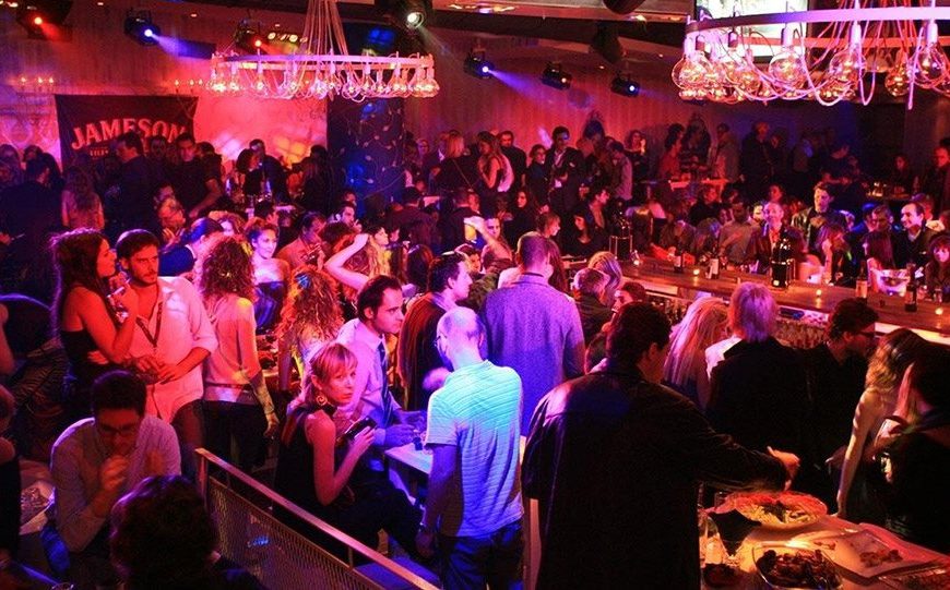 Μέχρι τις 11 το βράδυ μπαρ και εστιατόρια από την Δευτέρα