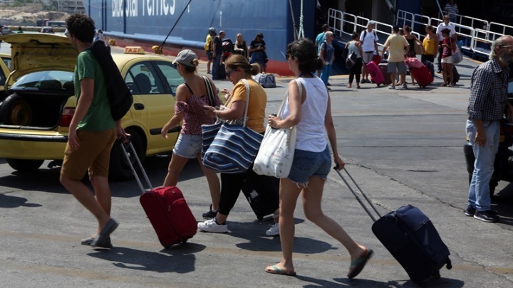 Αυξημένη η κίνηση στο λιμάνι του Πειραιά -Έλεγχοι για την εφαρμογή των περιοριστικών μέτρων
