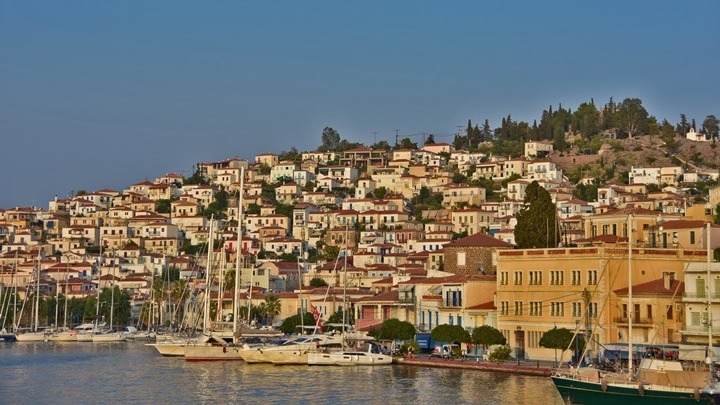 Στήριξη των επιχειρήσεων με αφορμή το τοπικό lockdown που επιβλήθηκε στον Πόρο, ζητούν εμπορικοί και επαγγελματικοί σύλλογοι