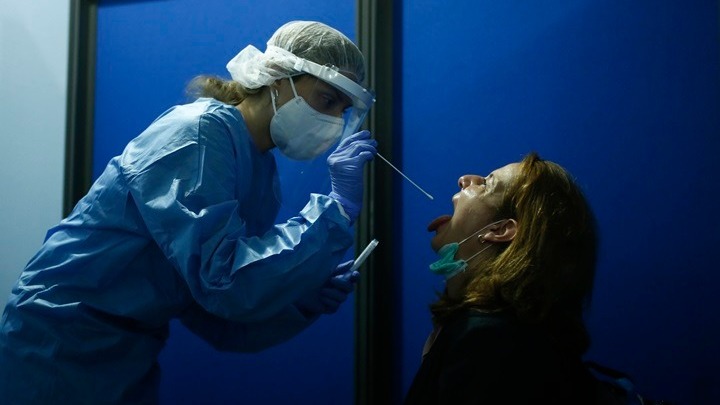 Σχεδόν τα μισά κρούσματα στην Αττική αφορούν ηλικίες κάτω από 40 ετών- Πως το…
