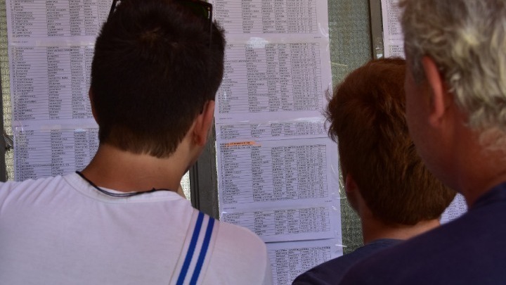 Πανελλαδικές: Η ώρα των βάσεων- Μεγάλη πτώση στις ιατρικές σχολές και μικρή στις νομικές