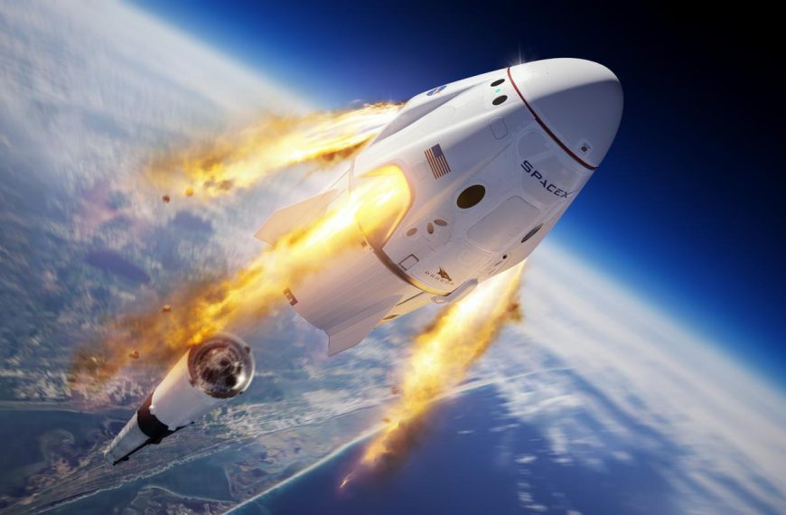 Η διαστημική κάψουλα της SpaceX επιστρέφει στη Γη