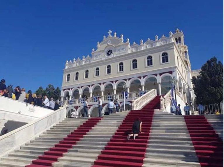 Η Ελλάδα γιορτάζει την Παναγία- Χωρίς λιτανείες και περιφορές εικόνων οι εορτασμοί