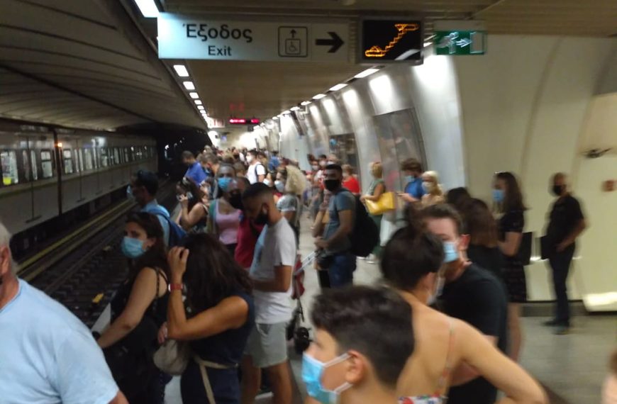Τρομάζει τους ειδικούς η εικόνα συνωστισμού σε μετρό και λεωφορεία
