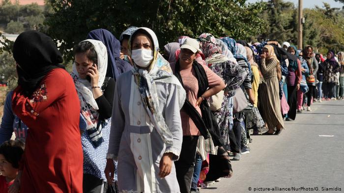 DW: Δύσκολη έως ανέφικτη η μετακίνηση 12.000 μεταναστών και προσφύγων