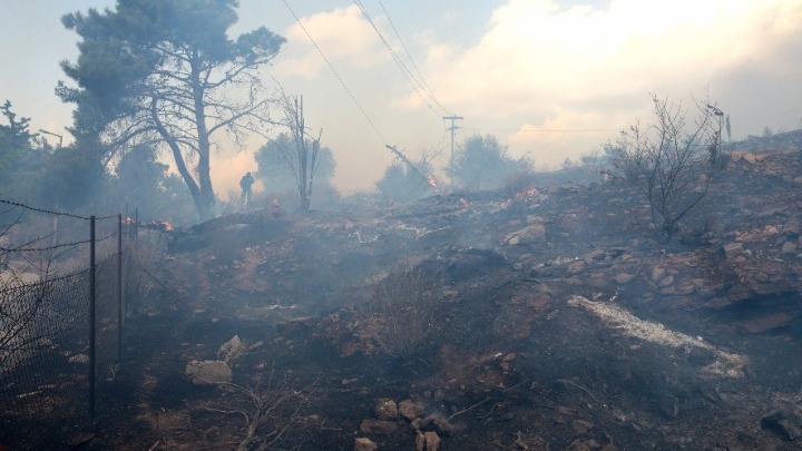 Υπό μερικό έλεγχο η φωτιά στον Βύρωνα – Παραμένει στο σημείο η Πυροσβεστική