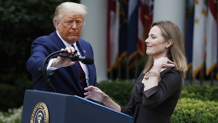 Τη συντηρητική Έιμι Κόνεϊ Μπάρετ προτείνει ο Τραμπ για το Ανώτατο Δικαστήριο