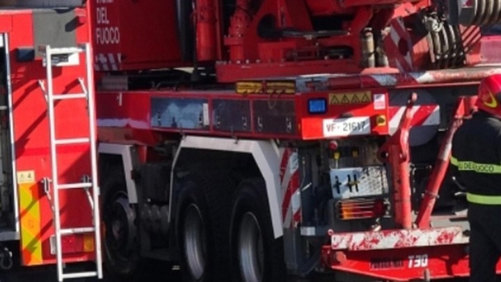 Ιταλία: Πυρκαγιά στο λιμάνι της Ανκόνα – Κλειστά τα πάρκα και τα σχολεία της πόλης