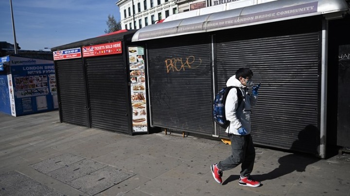 Κοροναϊός: Στα πρόθυρα lockdown η Βρετανία