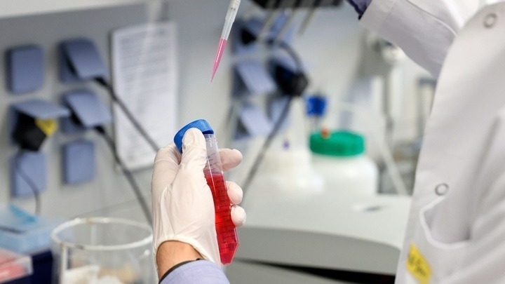 AstraZeneca: Ξεκίνησε το τελευταίο στάδιο κλινικών δοκιμών του υποψήφιου εμβολίου