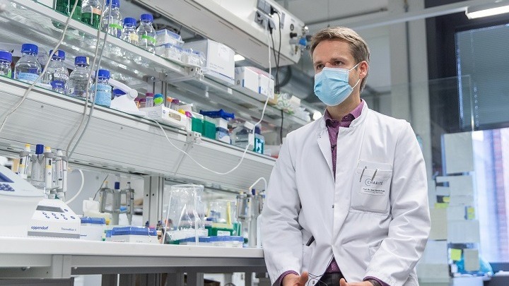 Γερμανός λοιμωξιολόγος: Είμαστε ψυχολογικά απροετοίμαστοι για το νέο κύμα κοροναϊού των χειμώνα