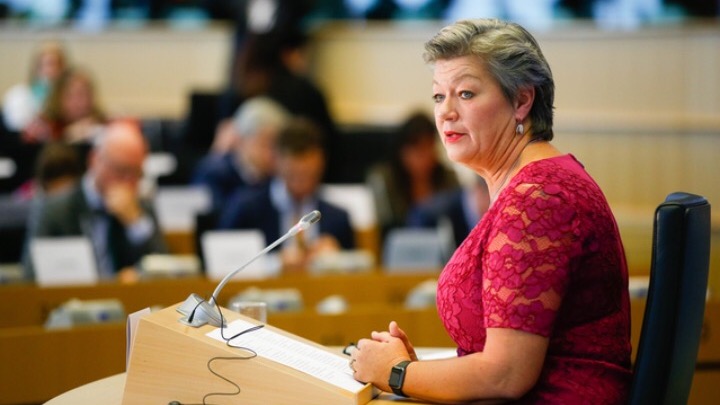 Μηχανισμό υποχρεωτικής αλληλεγγύης για το μεταναστευτικό προτείνει η Ι. Γιόχανσον