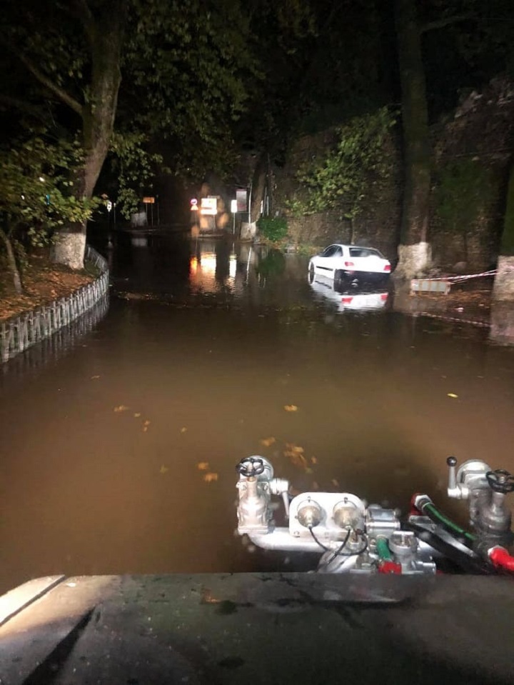 Νέο κύμα κακοκαιρίας: Πλημμύρισαν δρόμοι σε Γιάννενα και Αγρίνιο – Ξεριζώθηκαν δέντρα στην Κέρκυρα