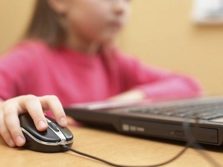 Νέα μελέτη: Η πολύωρη παρακολούθηση τηλεόρασης και υπολογιστών επηρεάζει την απόδοση των μαθητών